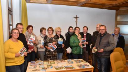 Bild: fjo
Autorin Heike Bauriedl (links) stellt den Vermietern mit Bürgermeisterin Margit Kirzinger (Fünfte von links) die neuen Broschüren der Marktgemeinde vor.
