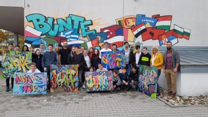 Bild: Dotzler
Die Schüler der neunten und der Deutsch-Klasse dürfen stolz sein. Sie haben mit ihrem Menschenrechts-Rap den ersten Platz beim Wettbewerb „Alle Kids sind VIPs“ erreicht.
