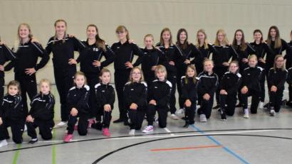 Bild: u
Seit Ende April trainieren die 29 Mädchen und drei Jungen unter der Regie von Regina Merkl (kniend, links), Michaela Meier (kniend, rechts) und Annika Scheffler (stehend, Achte von links) für ihre Auftritte beim Faschingsauftakt, der heuer bereits am Sonntag, 10. November, um 11.11 Uhr im Rathaus-Sitzungssaal über die Bühne geht. Die Trainerinnen sind sich sicher: Gardemarsch und Showtänze sitzen perfekt.