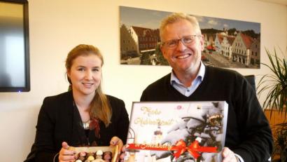 Bild: Hirsch
Konditormeisterin Sonja Pirzer bietet auch heuer wieder einen mit Pralinen gefüllten Adventskalender an. Oberbürgermeister Andreas Feller durfte vorab probieren.