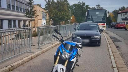 Bild: exb/Birgit Luschmann
Kurz vor Schulschluss an der Bushaltestelle der Naabtal-Realschule: Dort, wo das Motorrad und der BMW stehen, sollte der Platz für die Schulbusse freigehalten werden.