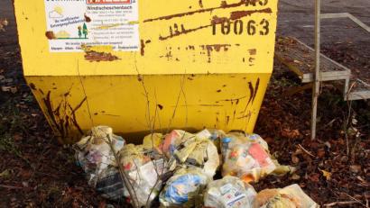 Bild: R. Kreuzer
Der Gelbe Sack gehört nicht neben Grüncontainer.