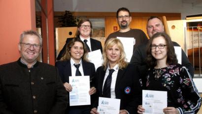 Bild: Hirsch
Oberbürgermeister Andreas Feller (links) überreichte die Ehrenamtskarte in Blau an Veronika List, Christian Stuber, Josef Aumer, Silvia Seitz, Michaela Krämer und Yvonne Bothner (von rechts).