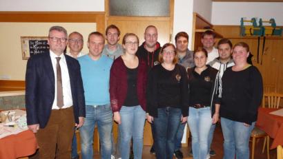 Bild: rlö
Die neue Führungsriege der Rosenberger Kirwagemeinschaft mit 1. 
Die Führungsriege der Rosenberger Kirwaleit mit Bürgermeister und Ex-Kirwabou Michael Göth (links) und dem neuen Vorsitzenden Benny Neidel (hinten, Mitte).