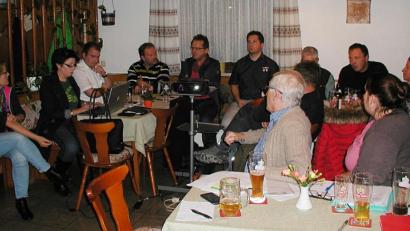 Bild: ld
Sybille KIeßling, Vorsitzende des Fördervereins Fichtelgebirge (Zweite von links), leitete die Sitzung zur Planung der Sommerlounge 2020. Bei Wolfgang Doleschal (Fünfter von links) laufen weiterhin alle Fäden zusammen.