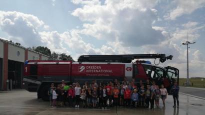 Bild: fpoz
Für das Waldershofer Ferienprogramm organisierte die Freiwillige Feuerwehr Hohenhard eine Ausflugsfahrt nach Dresden. Dort stand unter anderem die Besichtigung der Flughafen-Feuerwehr auf dem Programm. Diese Veranstaltung lockte 33 Kinder und Jugendliche.