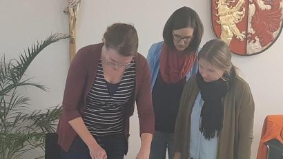 Bild: exb
Praktische Übungen zu Erste-Hilfe-Maßnahmen bei Kindern vertiefen das Gelernte.
