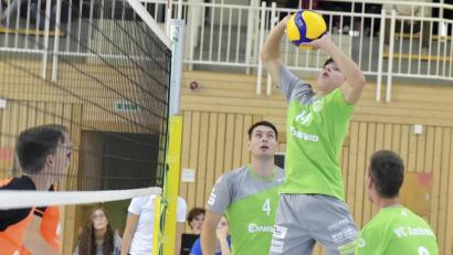 Bild: Ziegler
Sechs Spiele, vier Siege, Platz zwei– Aufsteiger VC Amberg lässt in der Regionalliga aufhorchen. Seine bisher schwerste Aufgabe bekommt das Team um Spielertrainer David Fecko, Marco Nanka und Severin Groha (von rechts) am Sonntag im Duell mit Spitzenreiter VGF Marktredwitz.