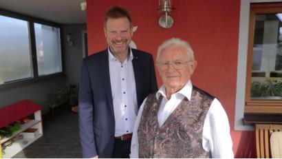 Bild: gef
Dem Jubilar Rudolf Ries (rechts) aus Etsdorf gratuliert Bürgermeister Alwin Märkl zum 80. Geburtstag.