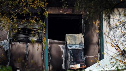 Bild: Nicolas Armer/dpa
Verbrannte Teile einer Fassade sind auf dem Gelände des Bosch-Werks zu sehen.