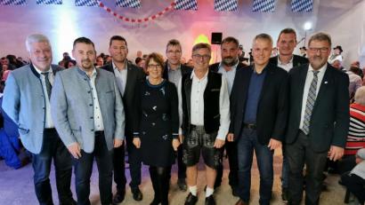 Bild: gz
Die Bürgermeister aus der Region gratulierten ihren Amtskollegen Reiner Gäbl zum 60. Geburtstag. Einige hatten die Gratulationen bereits während des Tages überbracht.