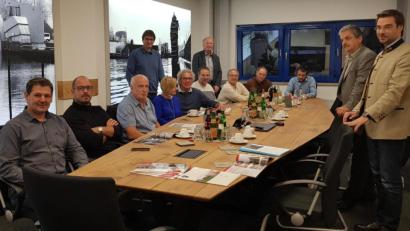 Bild: dob
In der Weidener Firmenzentrale des Unternehmens Hermann aus Erpetshof läuft die Datenverbindung. Anders am Firmensitz in Erpetshof. Bürgermeister Andreas Wutzlhofer (Zweiter von rechts) holte sich nun Unterstützung aus dem Bayerischen Landtag mit Abgeordnetem Stephan Oetzinger (rechts).