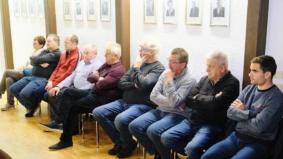 Bild: do
Die angekündigte "Bürgerbeteiligung" an den gewaltigen Investitionskosten zur zeitgemäßen Nachrüstung der Trinkwasserversorgung und Abwasserentsorgung weckt großes Interesse. Die Zuhörerstühle im Sitzungssaal sind rasch besetzt.