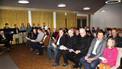 Bild: Josef Böhm
Viele Zuhörer waren gekommen, um bei der meditativen Andacht mit Künstergespäch dabeizusein. Im Bild vorne die Ehrengäste (von rechts) Künstler Dominik Schleicher mit Tochter, Domvikar Werner Schrüfer, Pfarrer Herbert Rösl, Bürgermeister Martin Prey, Pfarrgemeinderatssprecherin Irmgard Glaser sowie die Pfarrgemeinderäte Alois Fronhofer und Alfons Wittmann, hinten links das Vokalensemble "Cousinentöne" aus dem Dekanat Nabburg.
