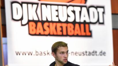 Bild: A. Schwarzmeier
Viele Alternativen hat Neustadts Coach Stefan Merkl beim Auswärtsspiel in Chemnitz wohl nicht auf der Bank. Bei sieben fehlenden Stammspielern dürfte das DJK-Team ein neues, jüngeres Gesicht bekommen.