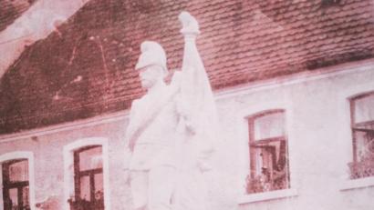 Bild: gz (Archiv)
Das Kriegerdenkmal bei der Bäckerei Fürtsch, dem ehemaligen Zacherlhaus, wurde am 28. Juni 1914 zentral am Tillyplatz installiert.