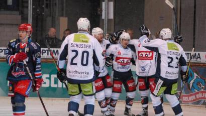 Bild: gb
In der Weidener Hans-Schröpf-Arena steigt am Freitag um 20 Uhr das Derby zwischen den Blue Devils und den Selber Wölfen. Beim ersten Aufeinandertreffen in Selb (Szene) freuten sich die Oberpfälzer über einen Punkt.