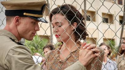 Bild: Reiner Bajo/Universum Film/dpa
Ed Skrein (links) als Dick Best und Mandy Moore als Ann Best in "Midway".