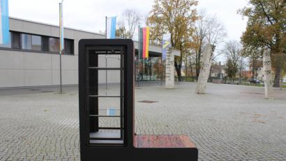 Bild: pko
Die neue Bücherkiste steht vor der Schwarzachtalhalle bereit.