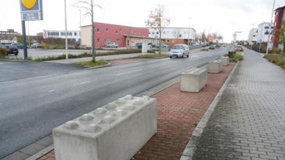 Bild: Gabi Schönberger
Die Leimbergerstraße wirkt weitläufig und gut überschaubar. Dennoch stehen auf den Parkflächen kurz vor der Esperantostraße (rechts) Betonklötze statt Autos auf den Stellplätzen. Das wirft bei Bürgern Fragen auf.