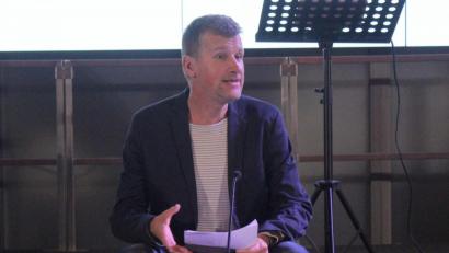 Bild: Schönberger, Ferdinand [fsb]
Organisator Wolfgang Göldner trägt besinnliche Texte vor.