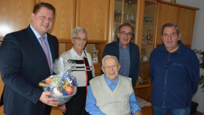 Bild: jr
Seinen 85. Geburtstag feierte am Donnerstag Herbert Jornitz (Mitte). Es gratulierten unter anderem Ehefrau Maria sowie Zweiter Bürgermeister Stefan Grillmeier (links) und Erich Süß und Peter Pufler (von rechts) vom ATS Mitterteich.