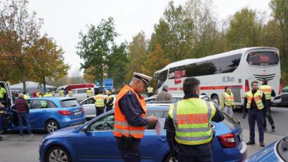 Bild: Bundespolizei Waidhaus
Die Polizei kontrolliert auf der A6 am Rastplatz Ulrichsberg.