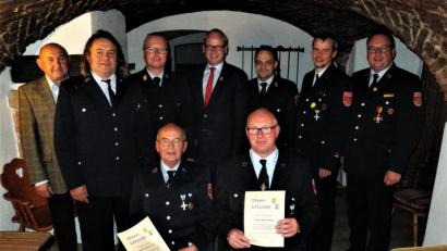 Bild: ibj
HKA-Vorsitzender Georg Götz, 2. Vorsitzender Josef Erras, Kreisbrandinspektor Christof Strobl, Bürgermeister Bernhard Lindner, 2. Kommandant Christian Graf und Vorsitzender Franz-Josef Rauch (hinten von links) dankten Martin Graf und Martin Weiß (sitzend von links) für 40-jährige Mitgliedschaft.