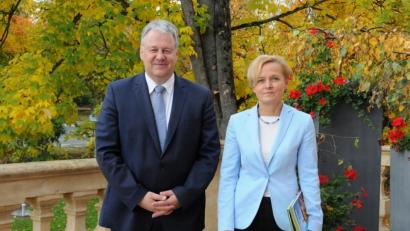 Bild: Christine Hollederer
Mathilde Eichhammer stellt sich bei Landrat Richard Reisinger vor.