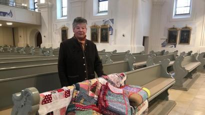 Bild: fjo
Über die Unterstützung aus Waidhaus freut sich Manuela Simmerl und nimmt die vor Ort gefertigten Decken in der Emmeramskirche für Kinder in Rumänien in Empfang.