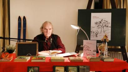 Bild: Gerhard Götz
Heinrich Mayer zeigt bei der Vorstellung seines Buches "Der Ameisenbaum" was Kindern und Jugendlichen in den 60er Jahren wichtig war.