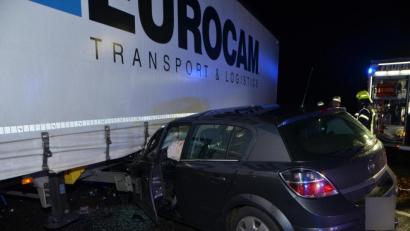 Bild: dob
Ein 58-jähriger Autofahrer aus dem Gemeindebereich Leuchtenberg krachte mit voller Wucht in den Sattelauflieger, der gerade in die Bundesstraße 22 einfahren wollte.
