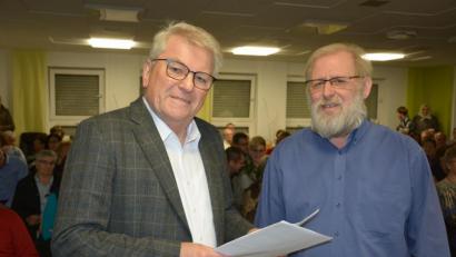 Bild: jr
Historiker Toni Siegert (links) im Gespräch mit Pfarrseelsorger Pater Benedikt Leitmayr.