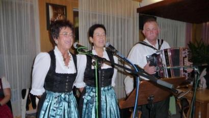 Bild: kwl
Zum Kirwaauftakt im "Weißen Rössl" präsentieren die Zupfer-Moidla verschiedene Volksmusikgruppen.