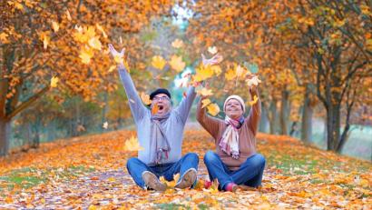 Bild: Jenny Sturm – stock.adobe.com
Schlagen Sie der Herbstdepression, die auch als saisonal-affektive Störung bezeichnet wird, doch einfach ein Schnippchen – und behalten Sie auch in der trüben Jahreszeit ihre gute Laune.