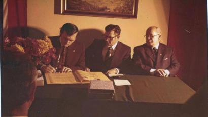 Bild: exb/Stadtmuseum Weiden
Landgerichtspräsident Dr. Adolf Schuster (rechts) war mit Bürgermeister Karl Millner (Mitte) und OB Hans Schröpf Initiator der Partnerschaft der beiden Weiden. Im November 1977 unterzeichneten sie in Weiden am See die offizielle Partnerschaftsurkunde.