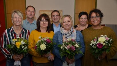 Bild: dob
Annelore Binder (Dritte von links) ist die dienstälteste Elternbeirätin, die der neue Mittelschulrektor Hubert Reil (Mitte) und Konrektor Richard Troglauer (Zweiter von links) aus ihrem Ehrenamt entließen. Auch die bisherige Vorsitzende Anja Schaller (links) sagte Servus. Ihr folgt Christine Enderlein (Zweite von rechts) nach, die sich genauso engagiert und voller Tatendrang wie ihre Vorgängerin einbringen will.