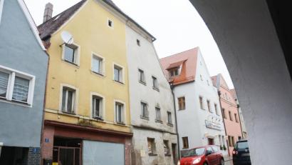Bild: Gabi Schönberger
Eine Garage direkt zur Straße statt des Schaufensters und eine Knallfarbe an der Fassade sind zu viel für den Stadtrat. Er legt gegen die Pläne des Hausbesitzers und seiner Mutter ein Veto ein.