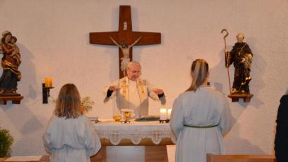 Bild: gi
In Heumaden feierten die Gläubigen den Namenstag ihrer Dorfkapelle, die dem Hl. Leonhard geweiht ist, mit einem Festgottesdienst mit Pfarrer Josef Most.