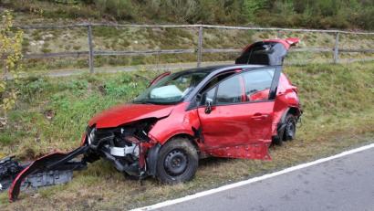 Bild: soj
Bei einem Unfall vor dem Ortseingang Ebnath wurde der Renault eines 56-Jährigen aus Wunsiedel schwerbeschädigt. Der Fahrer wurde mittelschwer verletzt ins Krankenhaus gebracht.