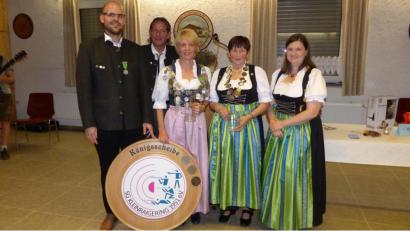 Bild: Peter Zitzmann/exb
Die neuen Würdenträger aus Kleinraigering (von links): 2. Ritter Manuel Birner, Oberschützenmeister Markus Böhm, Schützenkönigin Tanja Ludwig, Liesl Hilde Wiesgickl und Schützenmeisterin Michaela Nübler.