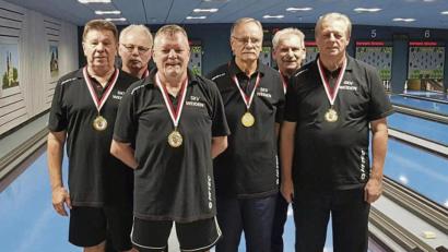 Bild: A. Schwarzmeier
Manfred Ziegler (von links), Sportwart Detlef Götz, Gert Erben, Manfred Thorenz, Heiner Eichinger und Hugo Wild freuten sich über ihre gute Vorstellung auf den Bahnen in Hirschau.