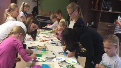 Bild: exb
Die Kinder und Jugendlichen der Bläserklasse bemalen die Stofftaschen mit Acrylfarben.