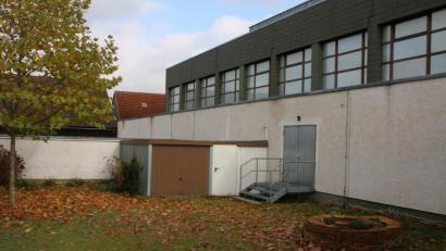 Bild: sne
Die Garagen an der Westseite der Grafenwöhrer Stadthalle müssen einem barrierefreien Zugang mit Rampe weichen.