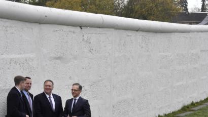 Bild: John Macdougall
US-Außenminister Mike Pompeo ist am Donnerstagmittag im Rahmen seines Deutschlandbesuchs im Örtchen Mödlareuth eingetroffen. Das Dorf mit knapp 50 Einwohnern war zur Zeit der deutschen Teilung von einer Grenzmauer durchschnitten und hatte deshalb den Beinamen „Little Berlin“ erhalten.