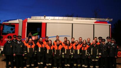 Bild: wfw
Feuerwehrleute aus der Gemeinde Schnaittenbach absolvieren die Prüfung in technischer Hilfeleistung (von links): Schiedsrichter Horst Kellner, Kreisbrandinspektor Martin Schmid, Kreisbrandmeister Marco Weiß, Dennis Hackenberg, Berthold Heindl, Marius Luber, Franziska Reng, Philipp Reif, Kati Wild, Sebastian Reng, Anja Schäfer, Lukas Schwendner, Sophie Jobst, Stefan Ott, Sam Leitner, Jonas Graf, Veronika Biller, Stefan Kummeth, Gruppenführer Thomas Hackenberg und Thomas Sehr mit den Kommandanten und Vorsitzenden der Feuerwehr Holzhammer, Heiko Friedl, Klaus Uschald und Hans Friedl, sowie Kommandant Michael Werner von der Feuerwehr Schnaittenbach.