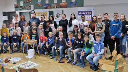 Bild: rha
Bevor man den Pfannkuchenweg in Angriff nahm, versammelten sich die Beteiligten des Landwirtschaftsamts sowie der Grund- und Mittelschule Vilseck mit den Kindern. Mit dabei (hinten, von links): Jutta Forster (AELF) und Lehrerin Ricarda Kräuter.