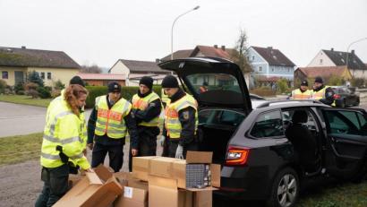 Bild: Bundespolizei Waidhaus
Sieht aus wie das Resultat einer Shoppingtour im Möbelgeschäft, ist aber das Ergebnis der Kontrolle eines 27-Jährigen. Dieser wollte 108.800 Zigaretten über die Grenze schmuggeln.