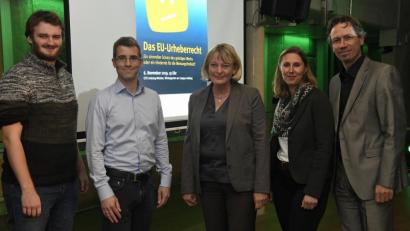 Bild: Petra Hartl
Beim Technik-Forum der OTH diskutierten sie über das EU-Urheberrecht (von links): Patrick Santy, Prof. Dr. Fabian Brunner, Prof. Dr. Andrea Klug, Viola Vogelsang-Reichl und Prof. Dr. Maximilian Kock.