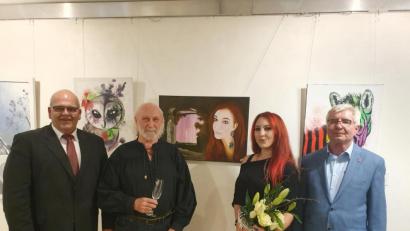 Bild: Kurmittelhaus Sibyllenbad/exb
„Schülerin & Mentor“: Sarah Weise gemeinsam mit ihrem Lehrer Robin Seur (2. von links), Bürgermeister Klaus Meyer (links) und Sibyllenbadchef Gerhard Geiger bei der Ausstellungseröffnung im Neualbenreuther Kurmittelhaus.
